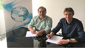 Martin Schneider of meteocontrol (right) and Fernando de la Rosa of Ingetrace Solar (left) establish the joint venture meteocontrol Chile SpA