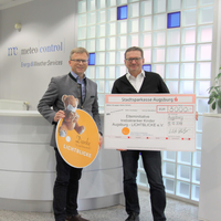 Robert Pfatischer (meteocontrol) presents the donation to Mr. Thomas Kleist (LICHTBLICKE e.V.)