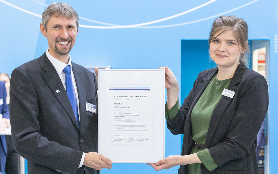 Liselotte Ulvgård (DNV GL – Energy, Renewables Certification) presents the component certificate to Martin Schneider, Managing Director of meteocontrol.