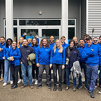 Gruppenfoto von meteocontrol Mitarbeiter und Mitarbeiterinnen welche am world clean up day mitgeholfen haben