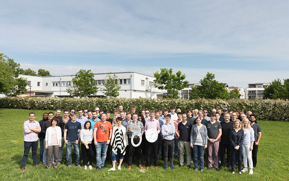 group picture of meteocontrol employees taking part in the initiative "Der PV Deckel muss weg"